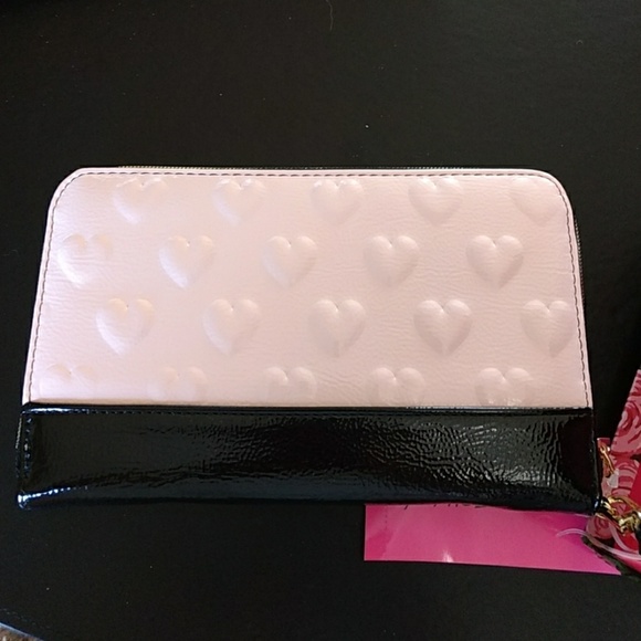 *** Betsey Johnson pink hearts wallet /wristlet - Picture 2 of 7